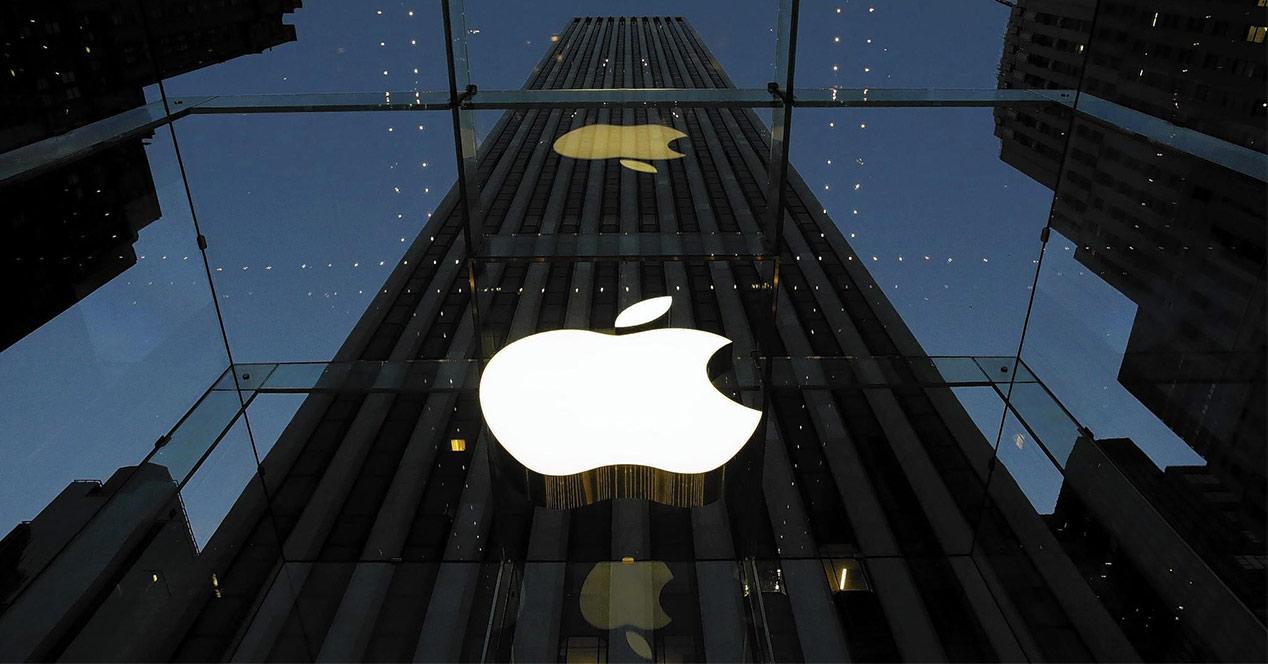 Tienda de Apple con el logo de la manzana