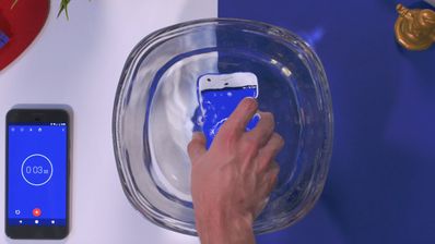 Google Pixel sumergido en agua