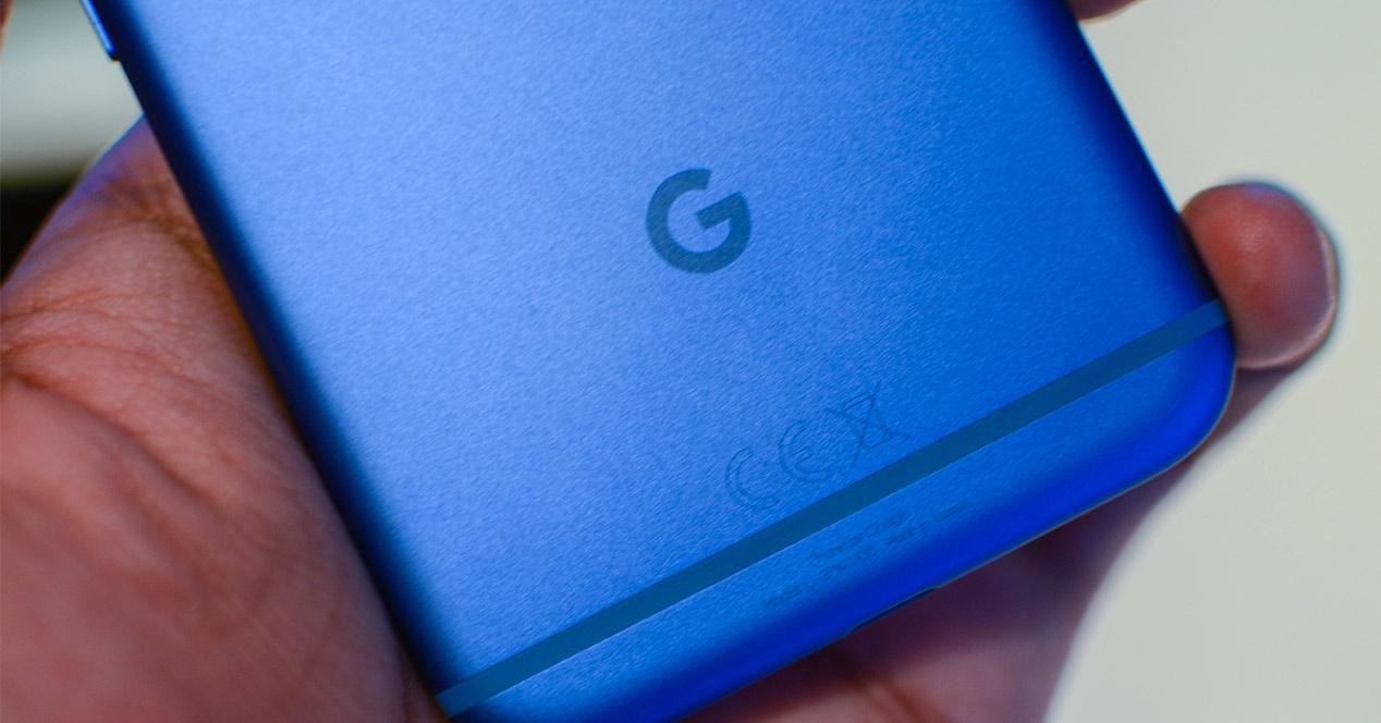 Logo del Google Pixel en la parte trasera de la carcasa