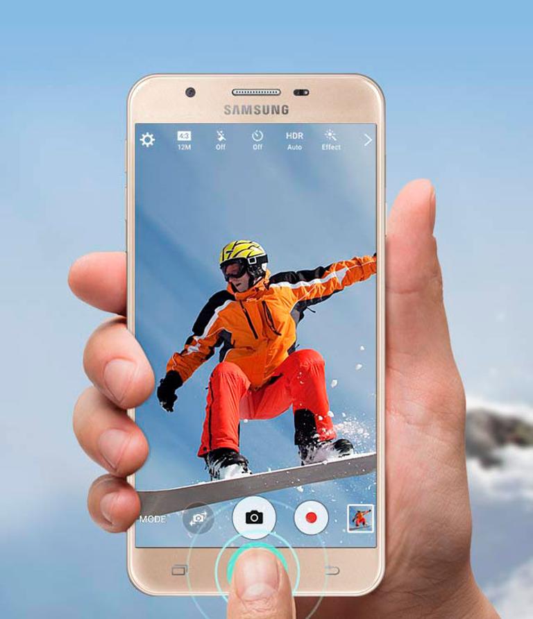 Samsung Galaxy J5 Prime pulsando botón de cámara de fotos