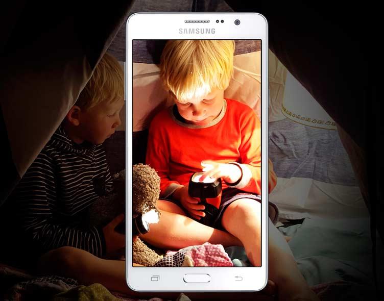 Samsung Galaxy Wide blanco con un niño en la pantalla