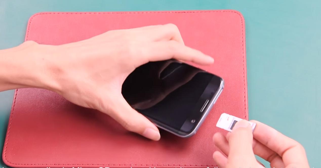 Slot para tarjetas microSD y nano SIM del Samsung Galaxy S7 Edge