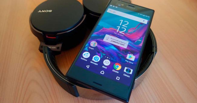 Teléfono Sony Xperia XZ con auriculares