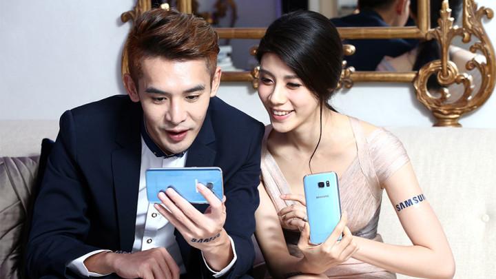 dos coreanos con Samsung Galaxy S7 Blue Coral