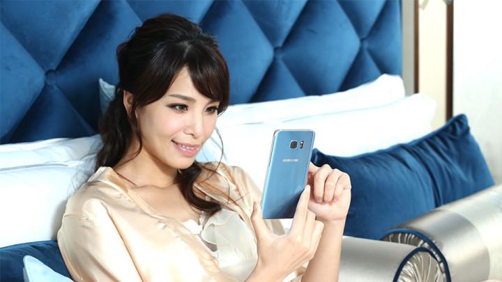 chica con Samsung Galaxy S7 Blue Coral
