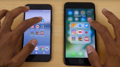 google pixel vs iphone 7 plus en una mesa