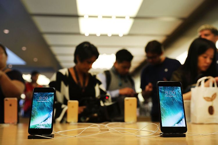 iPhone 7 frente a un iPhone 7 Plus en una tienda de Apple