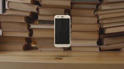 Google Pixel de color blanco