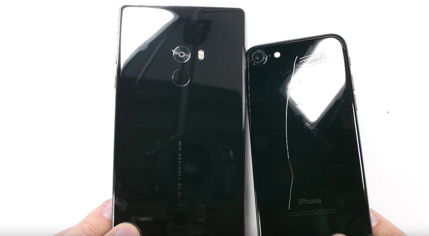 Resistencia de la carcasa cerámica del Xiaomi Mi Mix frente al iPhone 7 Jet Black