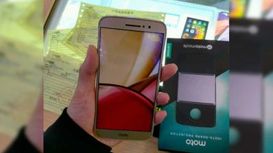 Moto M frontal en color dorado