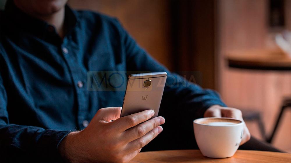OnePlus 3T con manos y café
