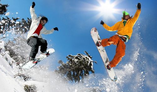 snoboarders en la nieve