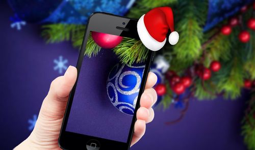 móvil con fondo de navidad y gorro de papá noel