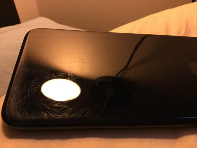 Arañazos en la superficie trasera del iPhone 7 jet Black