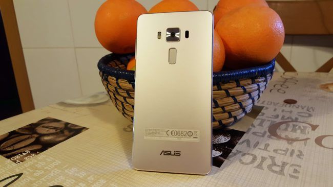 Imagen trasera del ASUS Zenfone 3 Deluxe