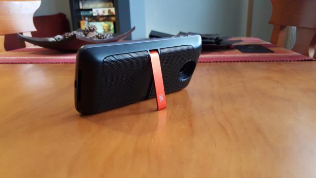 Accesorio altavoz modo atril del Moto Z
