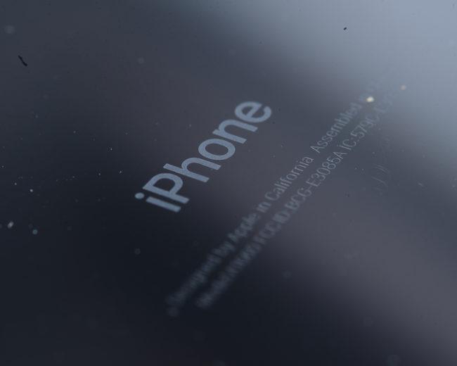 Parte trasera del iPhone 7 Jet Black con arañazos