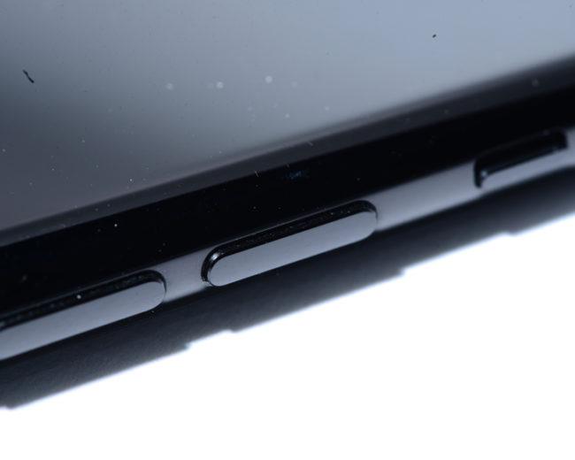 iPhone 7 Jet Black con arañazos en la carcasa