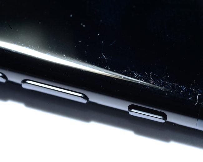 rayas en la carcasa del iPhone 7 Jet Black