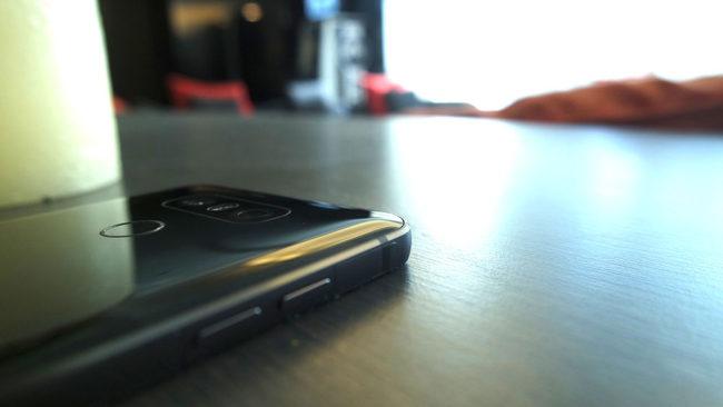 LG G6 sobre mesa de diseño