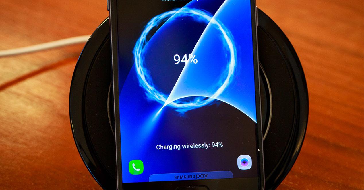 Samsung Galaxy S7 haciendo uso de la carga inalámbrica