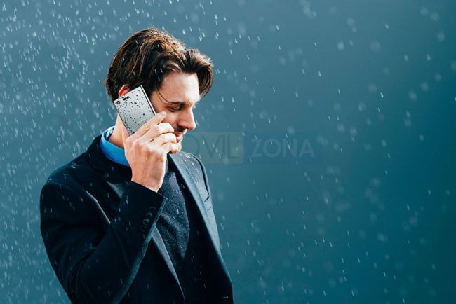 Sony Xperia XZ Premium hombre hablando