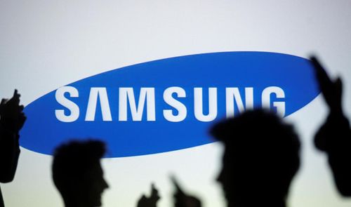 logo samsung y gente con móviles