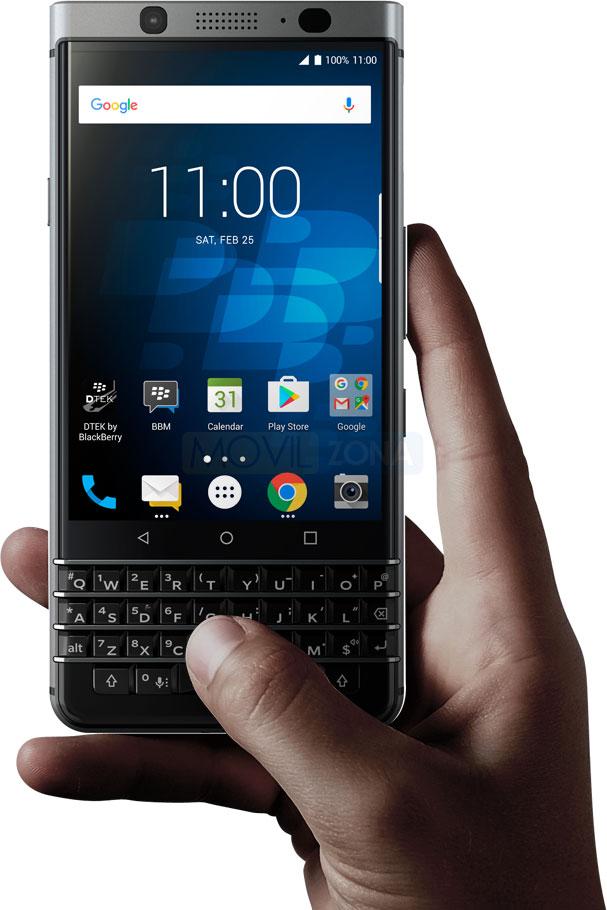 BlackBerry Keyone usando con una mano