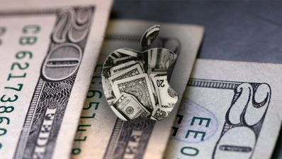 Logotipo de Apple sobre fondo con billetes
