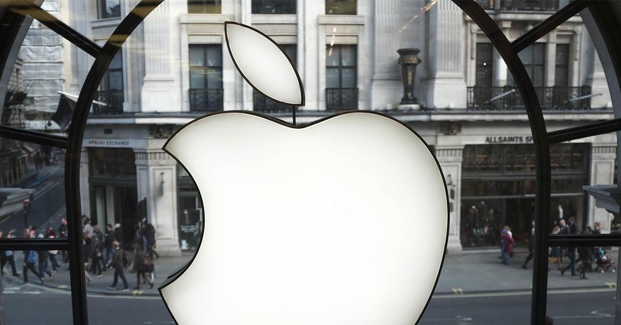 logo de Apple en una tienda de la compañía