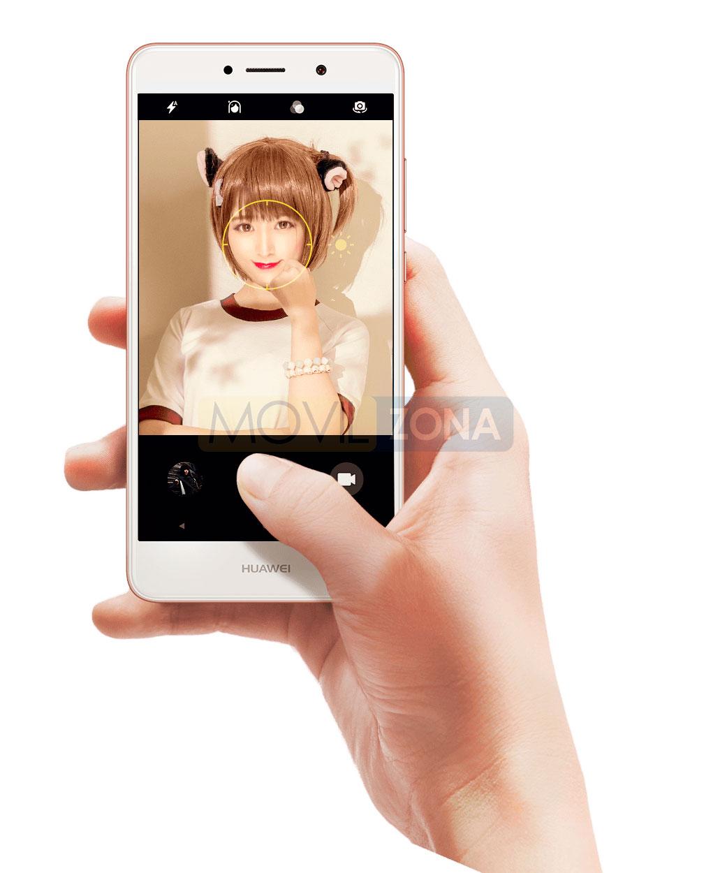 Huawei Enjoy 7 Plus con chica en pantalla