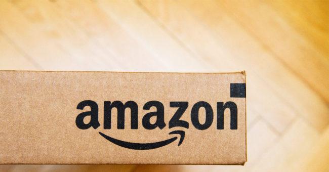Logotipo de Amazon en una caja de embalaje