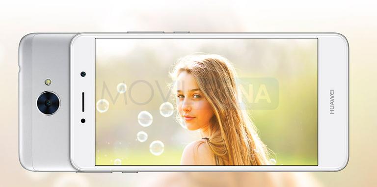 Huawei Y7 con chica y pantalla