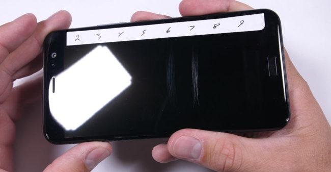 Arañazos sobre la pantalla con Gorilla Glass 5 del HTC U11
