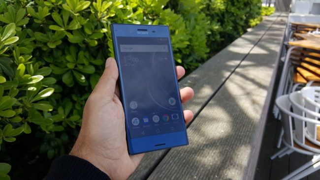 Sony Xperia XZ Premium en la mano