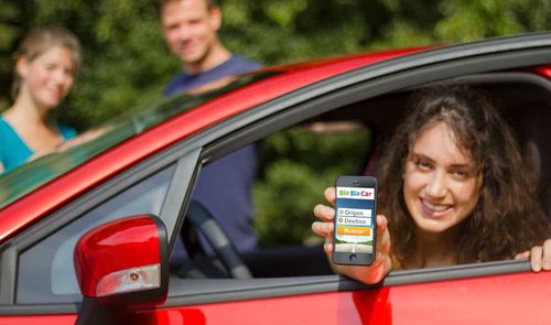 mujer sujetando móvil con blablacar