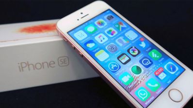 iPhone SE con su caja de embalaje