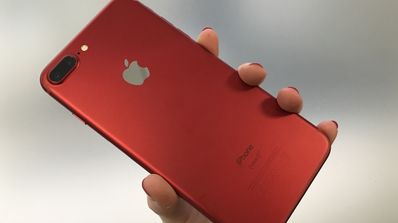 iphone 7 plus rojo en mano