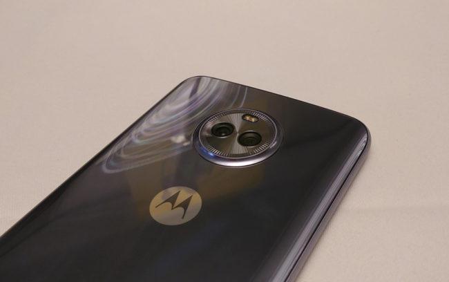 Vista de la óptica y sensor de la doble cámara del Motorola Moto X4