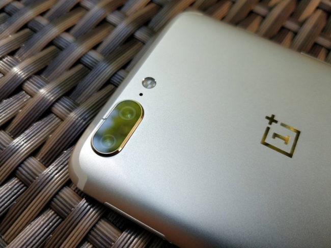 Detalle de diseño del OnePlus 5 color oro