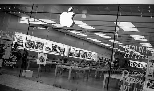 Entrada a una de las tiendas de Apple
