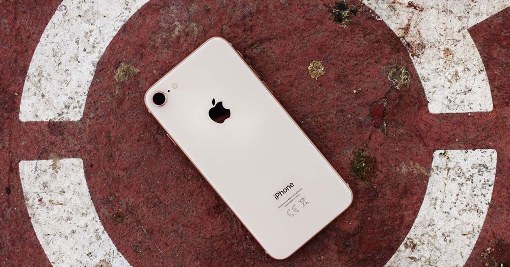 iPhone 8 en el suelo