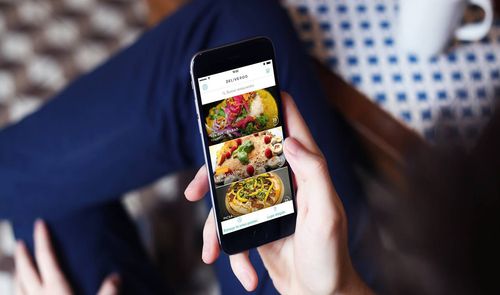 Facebook ya permite pedir comida a domicilio