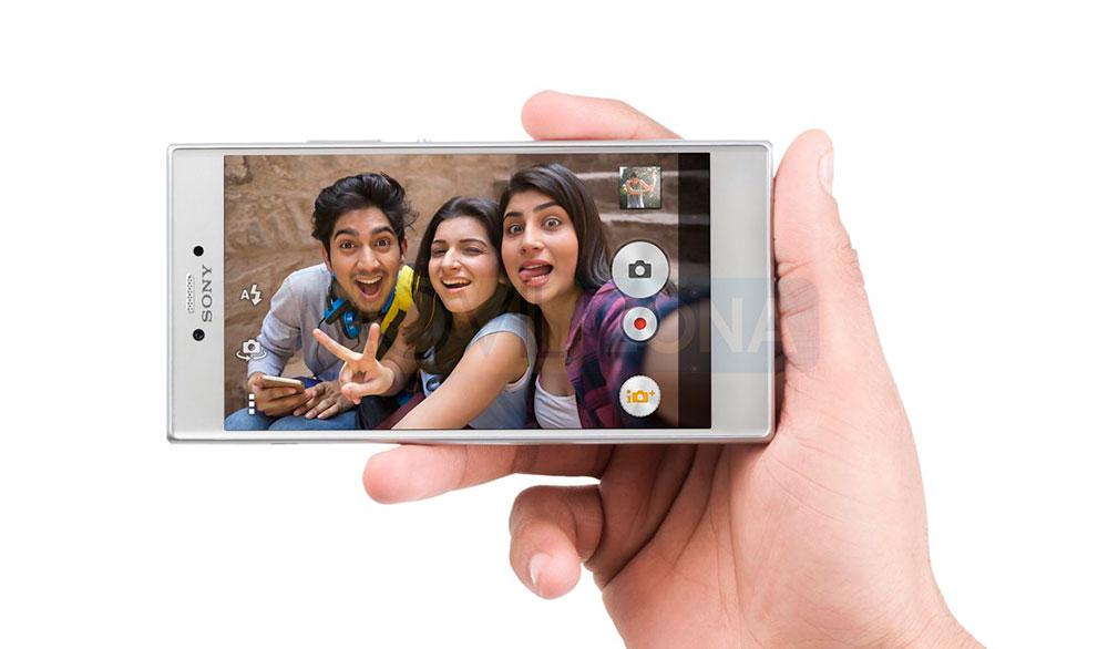 Sony Xperia R1 gris con gente joven en pantalla