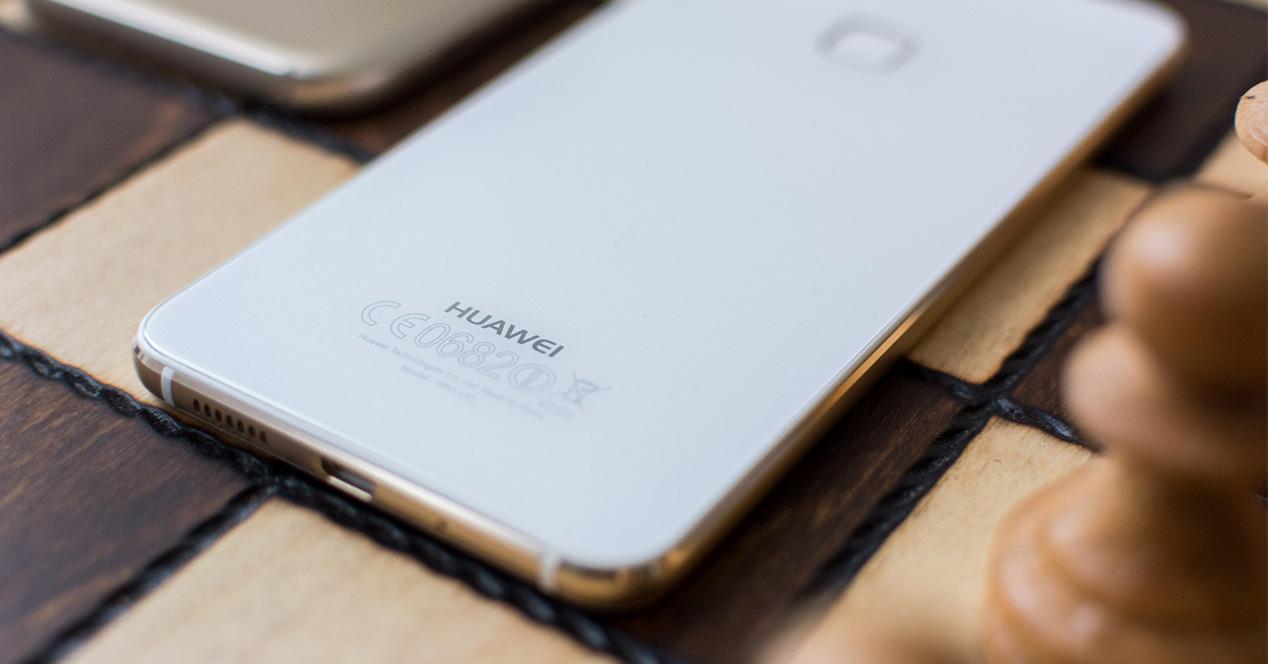 Parte trasera de un smartphone Huawei