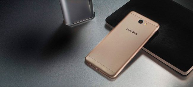 Samsung Galaxy J5 2016 por detrás