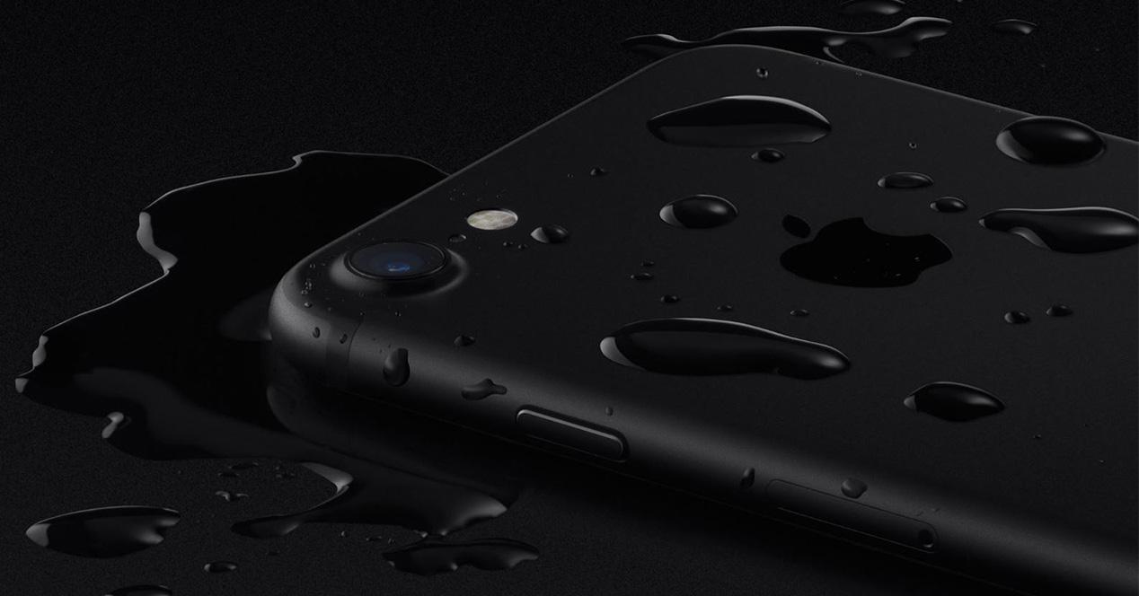 iPhone 7 de color negro mate con gota de agua