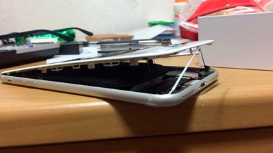 iPhone 8 con batería hinchada