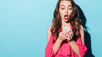 mujer mirando iphone