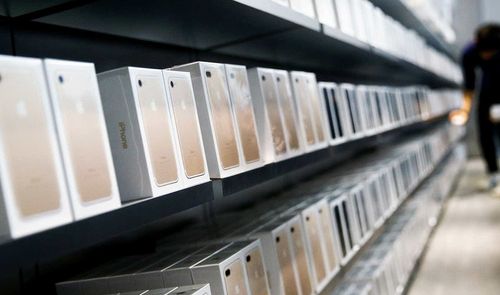 Expositor con unidades de iPhone a la venta